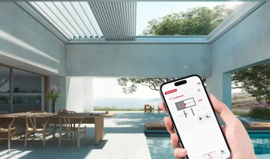 Smartphone mit einem Lamellendach im Hintergrund