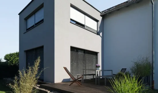 Modernes Einfamilienhaus mit Terrasse und Sonnenschutz