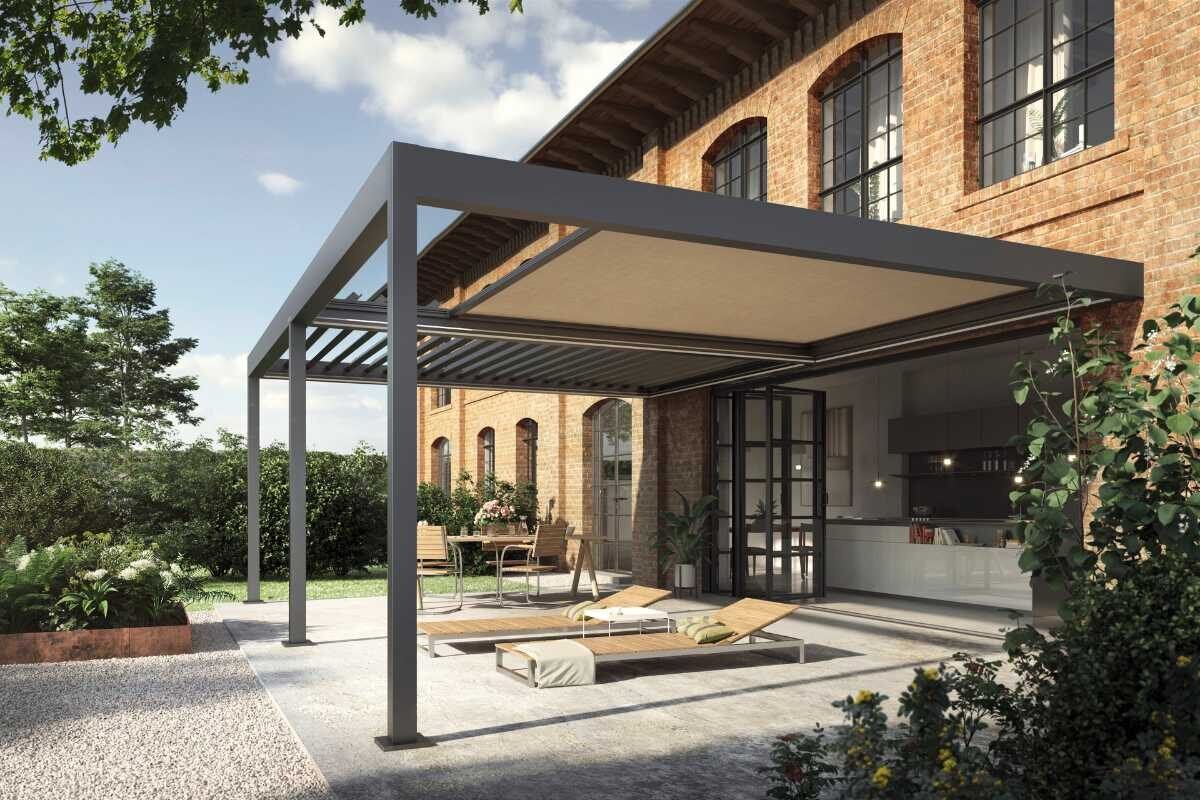 Terrassenüberdachung über einer Terrasse an einem Bachsteinhaus