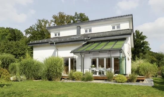 Modernes Einfamilienhaus mit Wintergarten und Garten