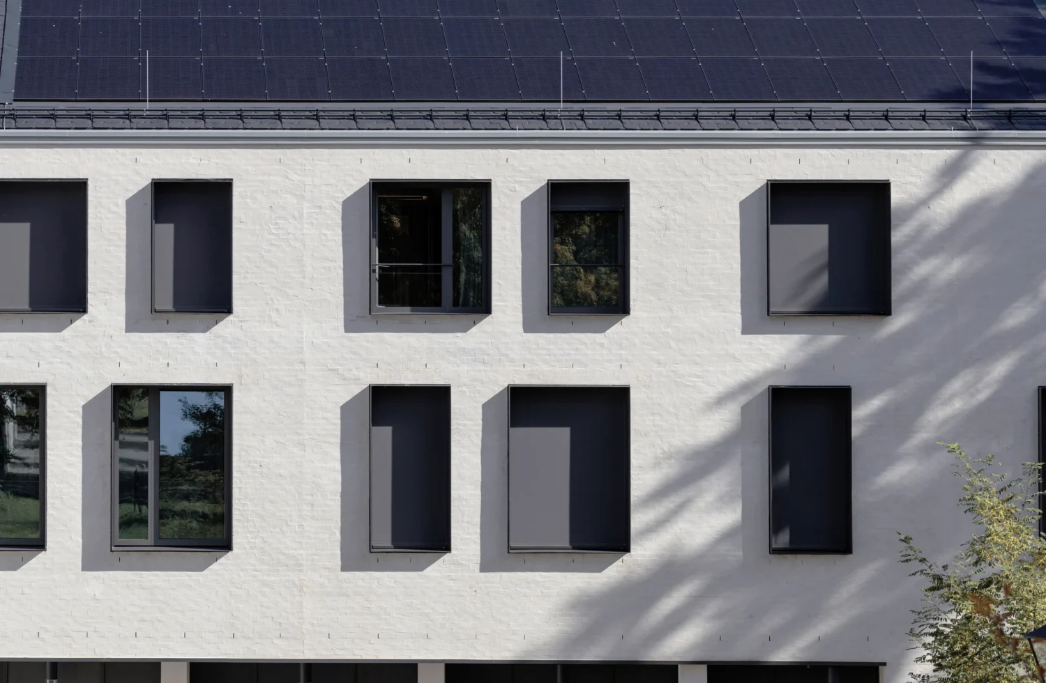 Moderne Gebäudefassade mit Solarpanelen