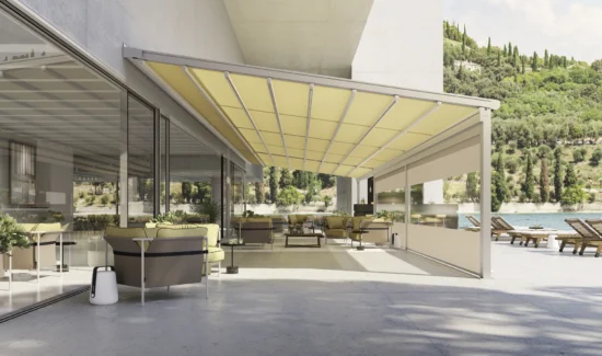 Moderne Terrasse mit gelber Markise und komfortablen Sitzgelegenheiten